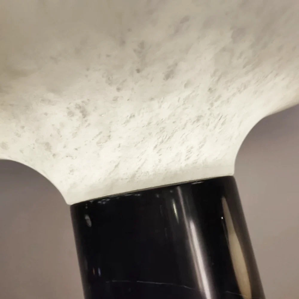 Lámpara de mesa de alabastro Setalba – detalle del alabastro translúcido