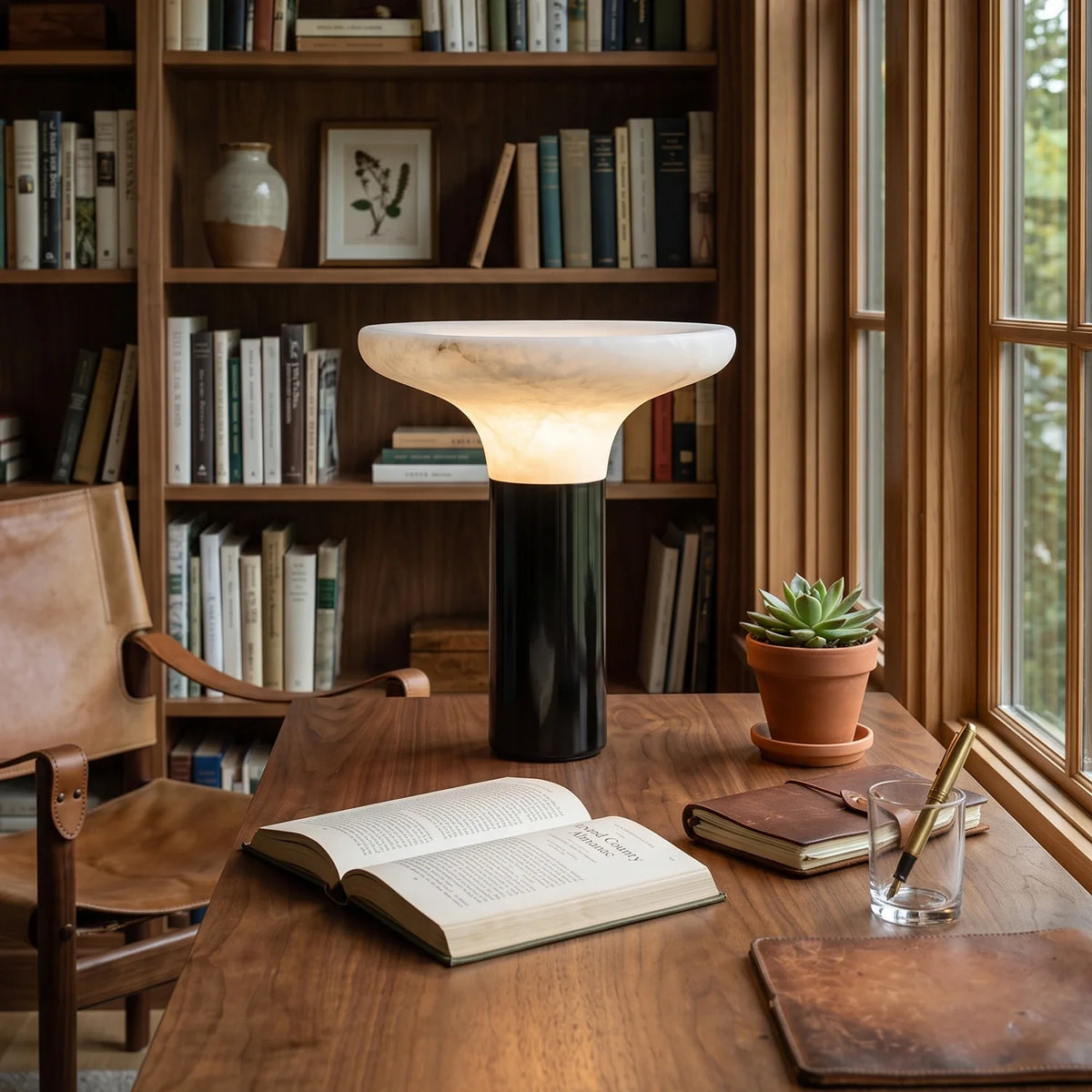 Lámpara de mesa de alabastro Setalba – en un rincón de lectura