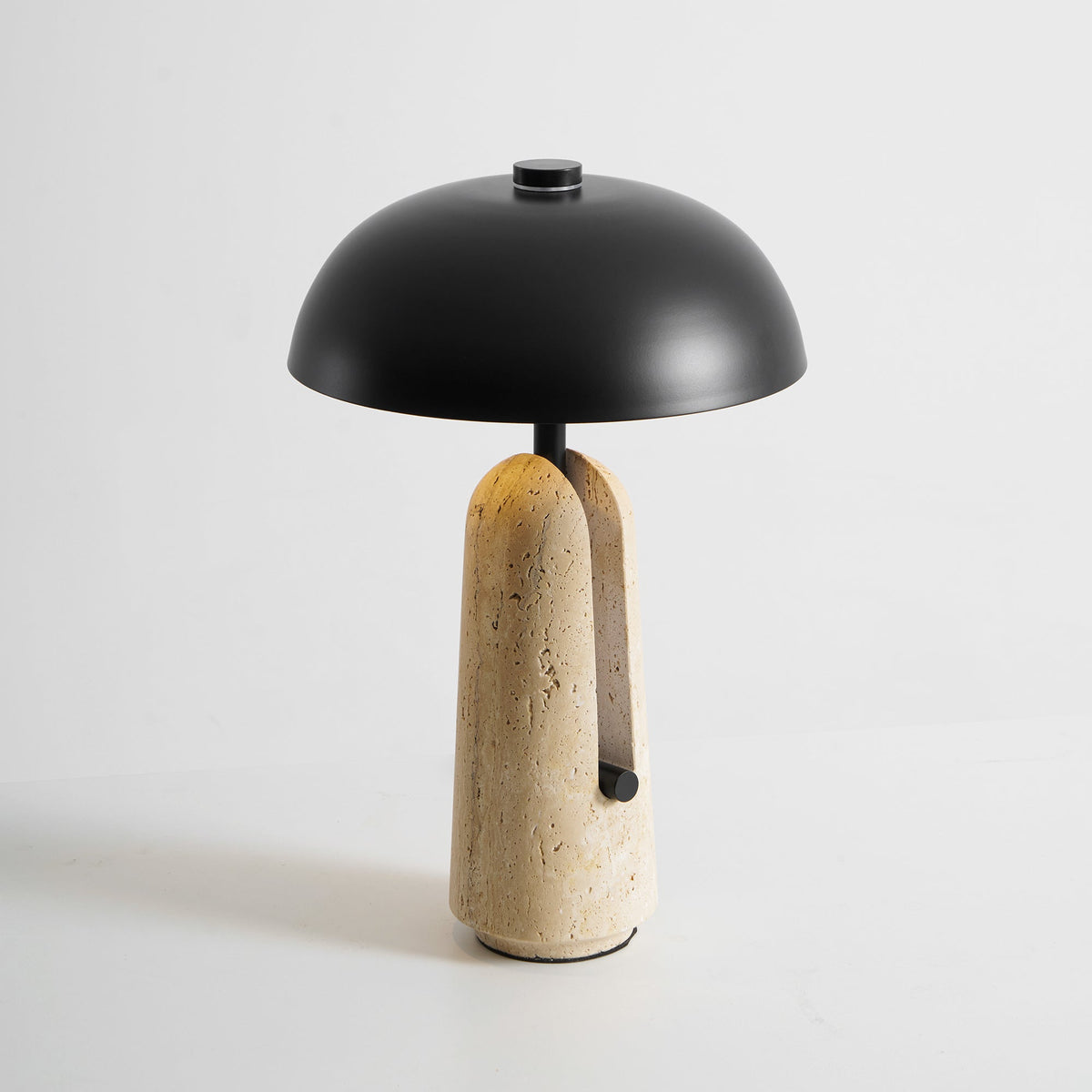 Lámpara de mesa de piedra Setara en un salón contemporáneo – imagen 6