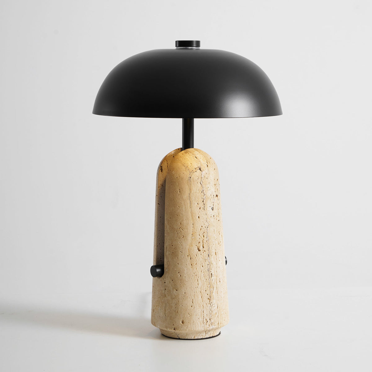 Lámpara de mesa de piedra Setara en un salón contemporáneo – imagen 7