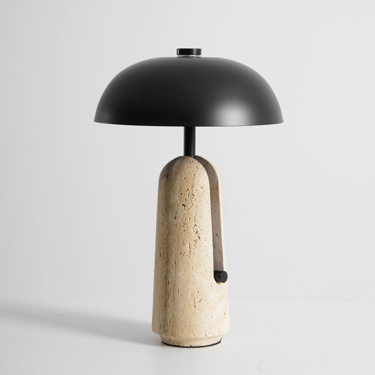 Lámpara de mesa de piedra Setara en un salón contemporáneo – imagen 8