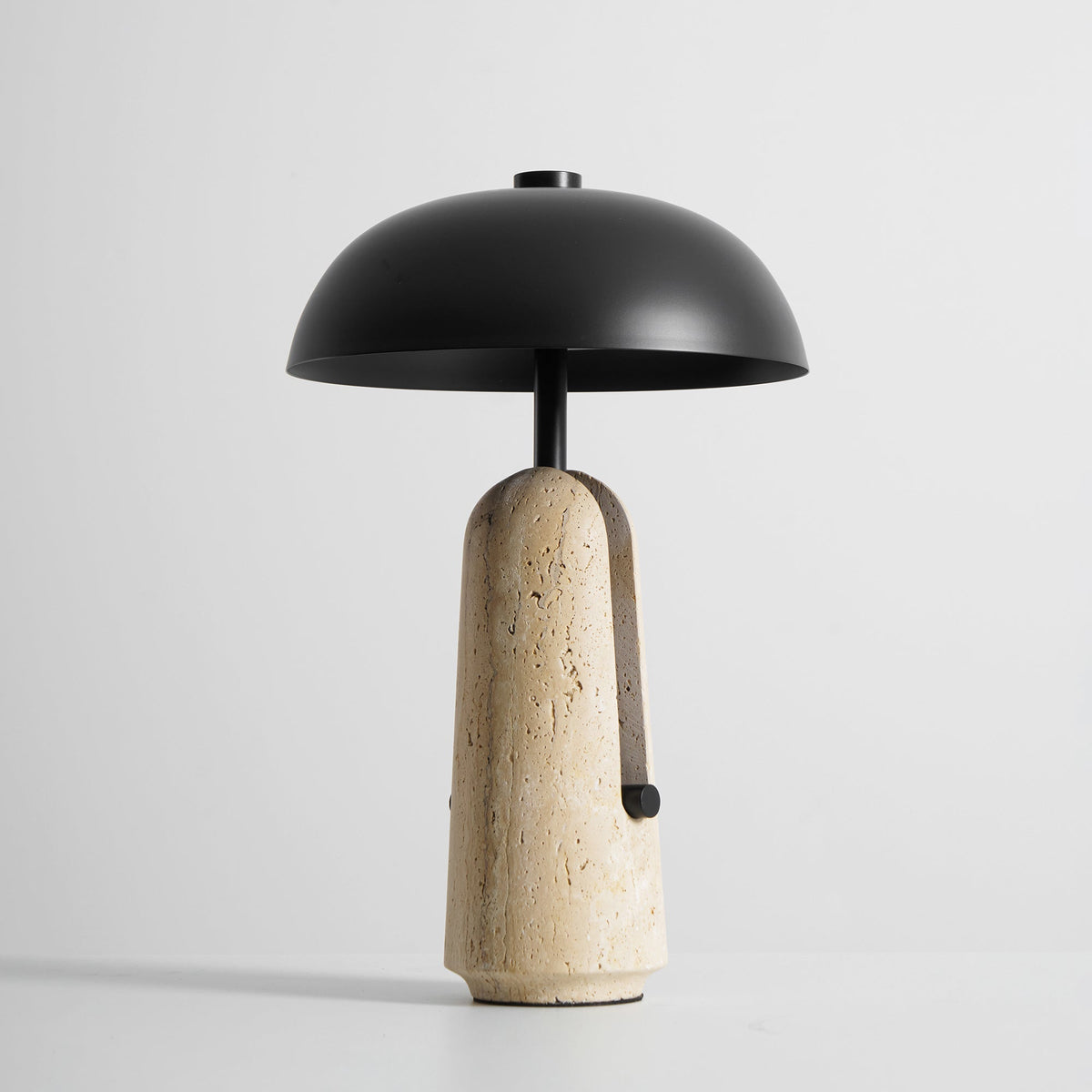 Lámpara de mesa de piedra Setara en un salón contemporáneo – imagen 9