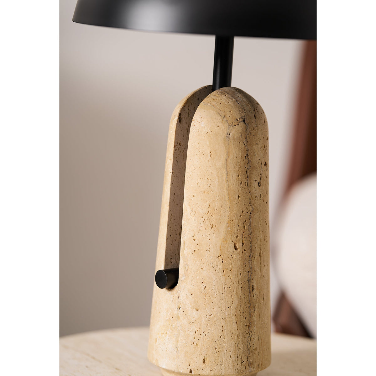Lámpara de mesa de piedra Setara en un salón contemporáneo – imagen 10