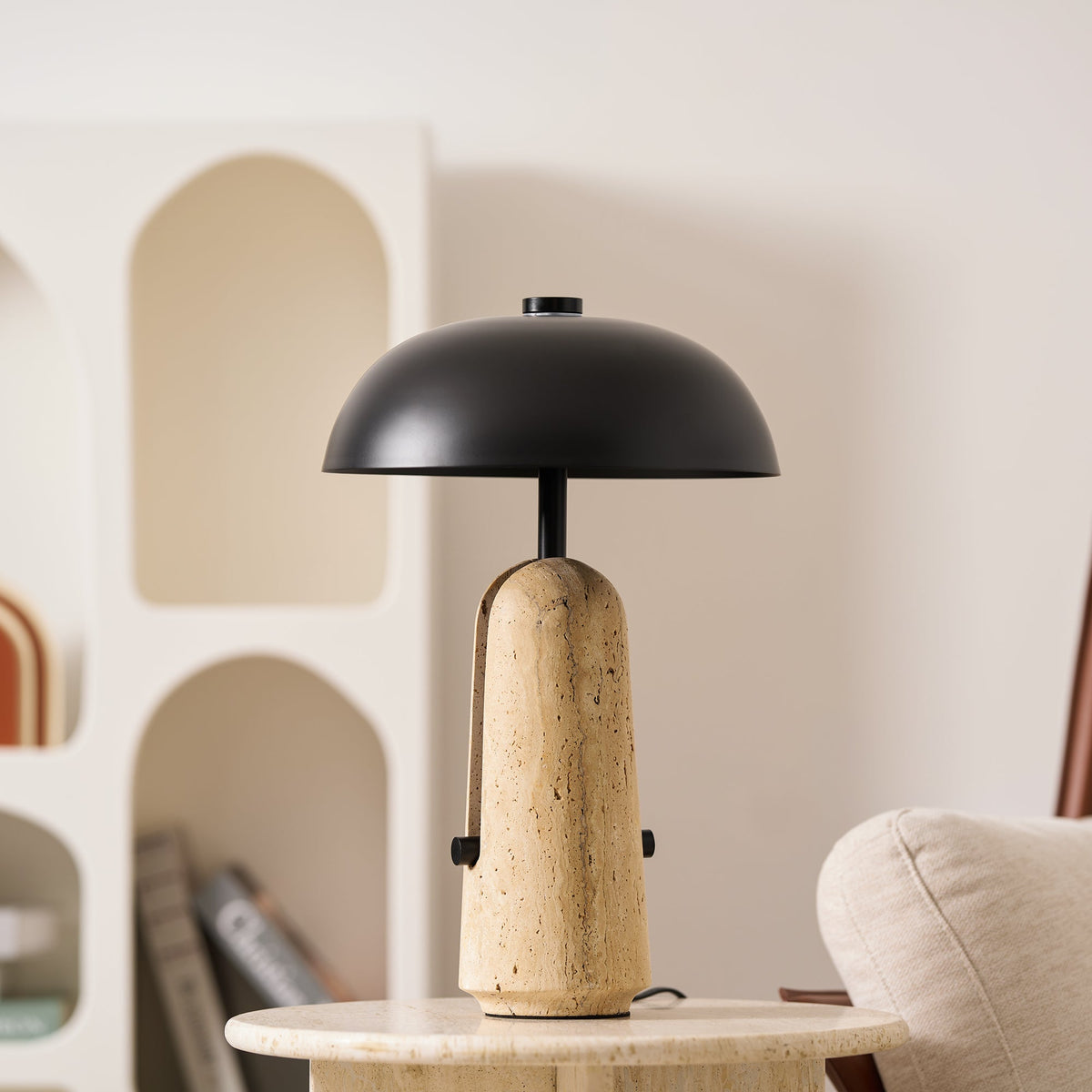 Lámpara de mesa de piedra Setara en un salón contemporáneo – imagen 16