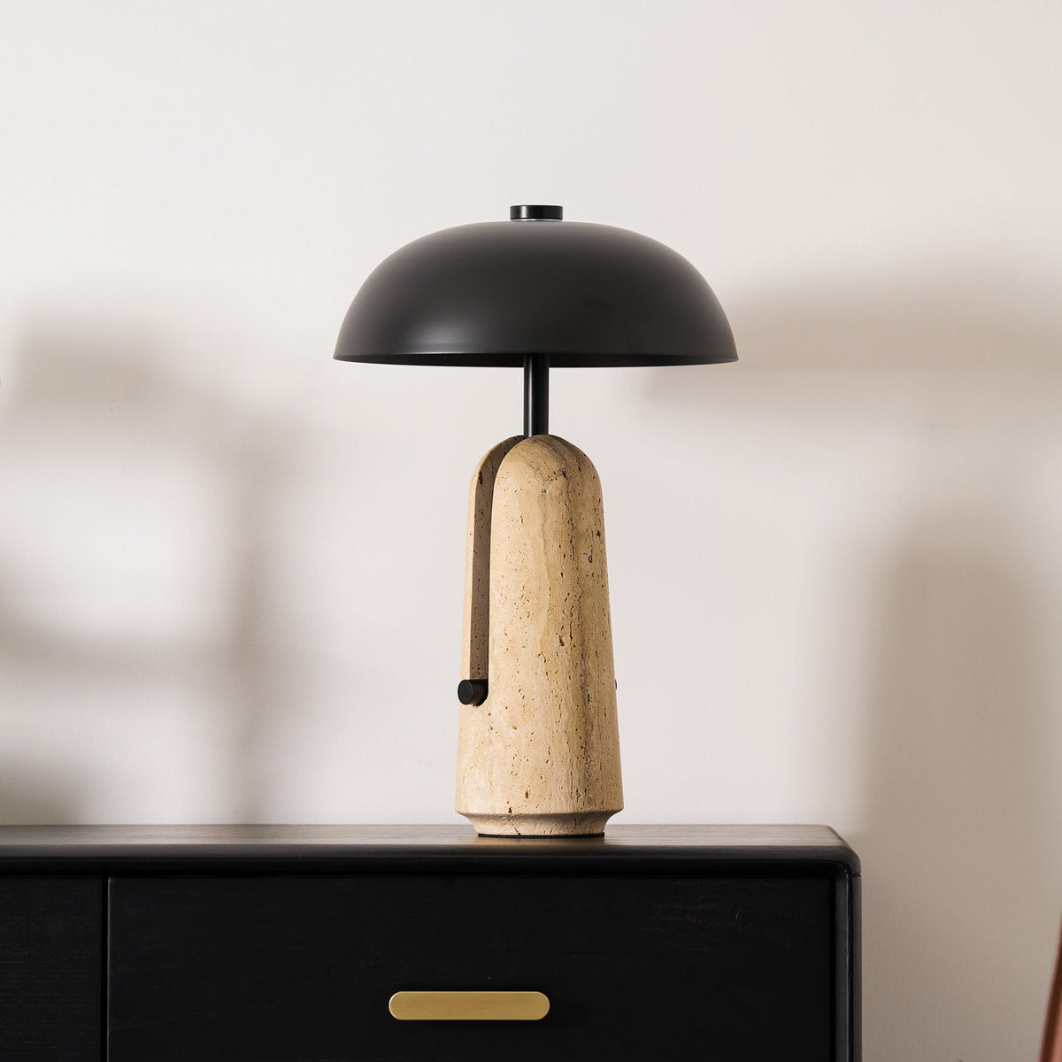 Lámpara de mesa de piedra Setara en un salón contemporáneo – imagen 17