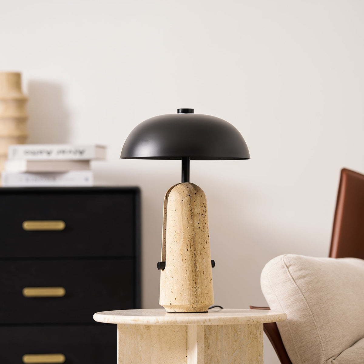 Lámpara de mesa de piedra Setara en un salón contemporáneo – imagen 18