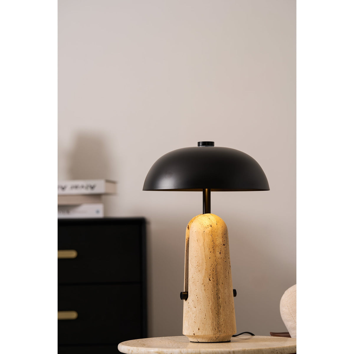 Lámpara de mesa de piedra Setara en un salón contemporáneo – imagen 19