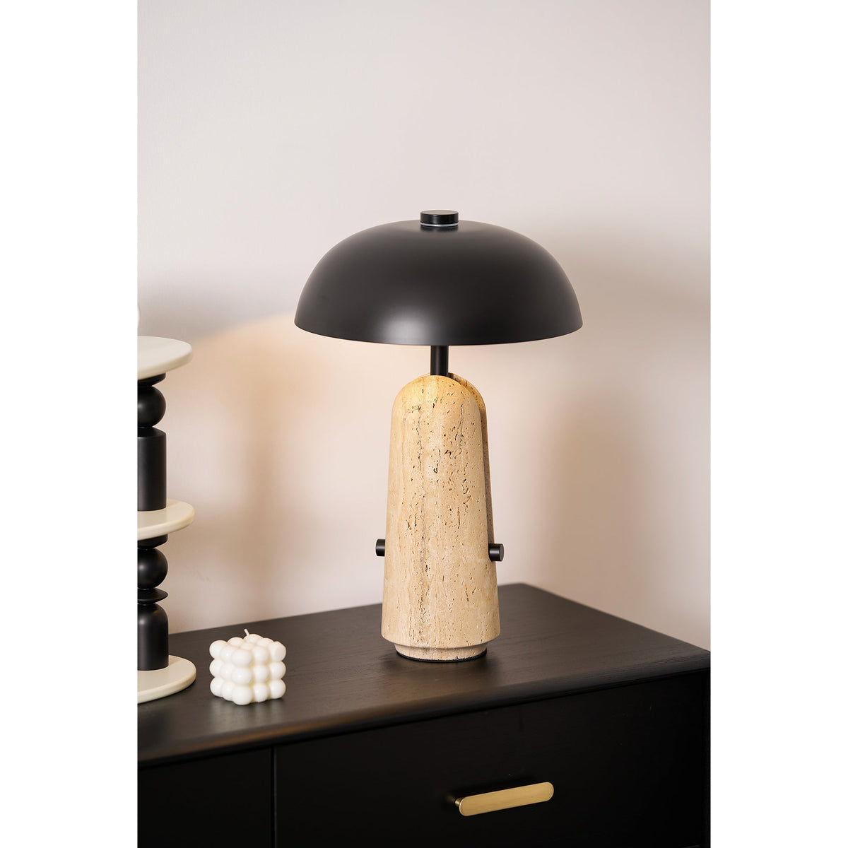 Lámpara de mesa de piedra Setara en un salón contemporáneo – imagen 21