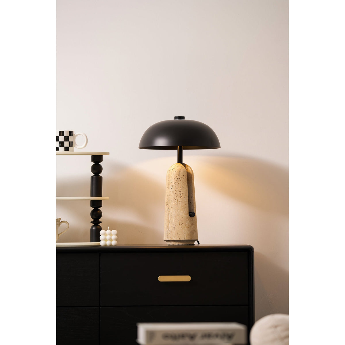 Lámpara de mesa de piedra Setara en un salón contemporáneo – imagen 22