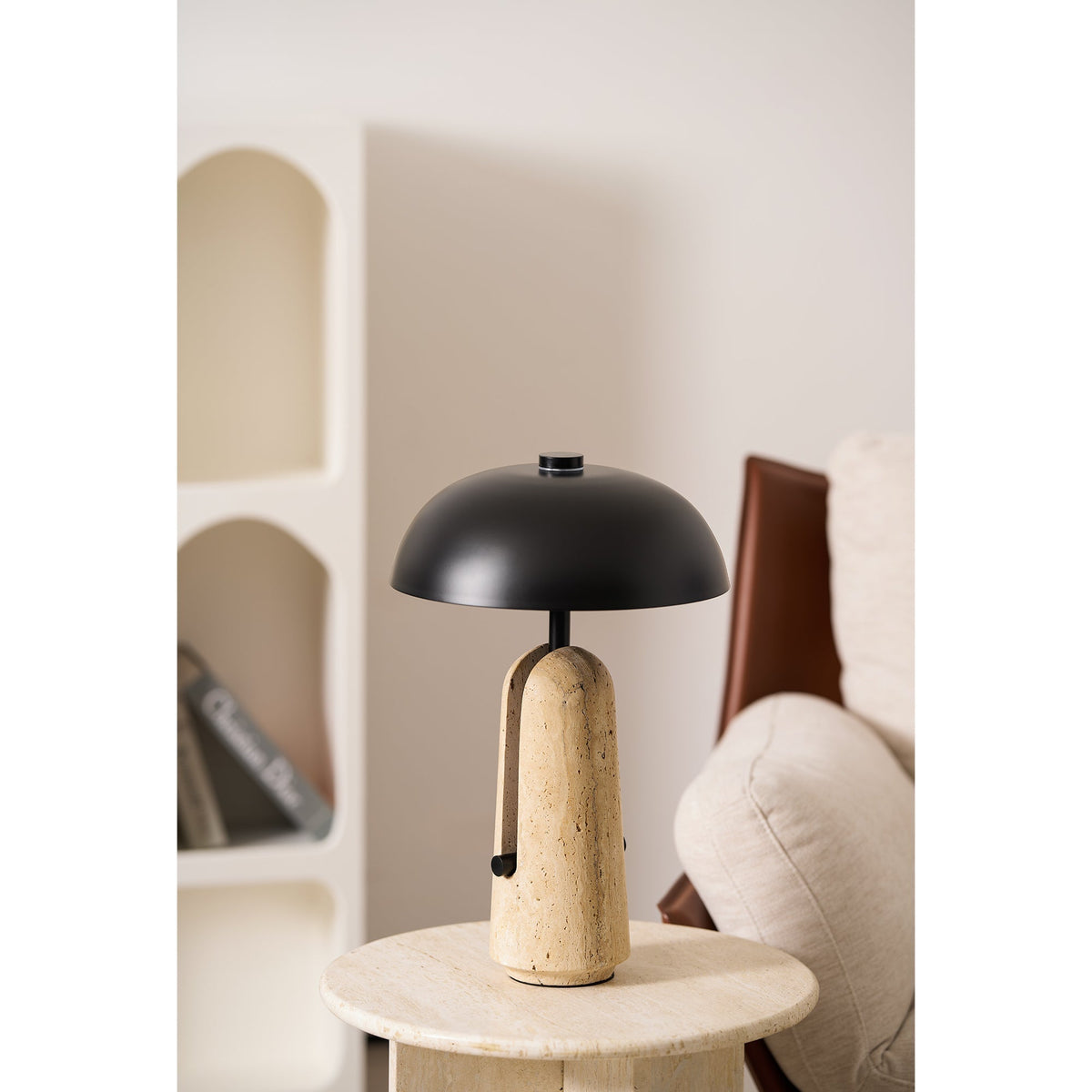 Lámpara de mesa de piedra Setara en un salón contemporáneo – imagen 26