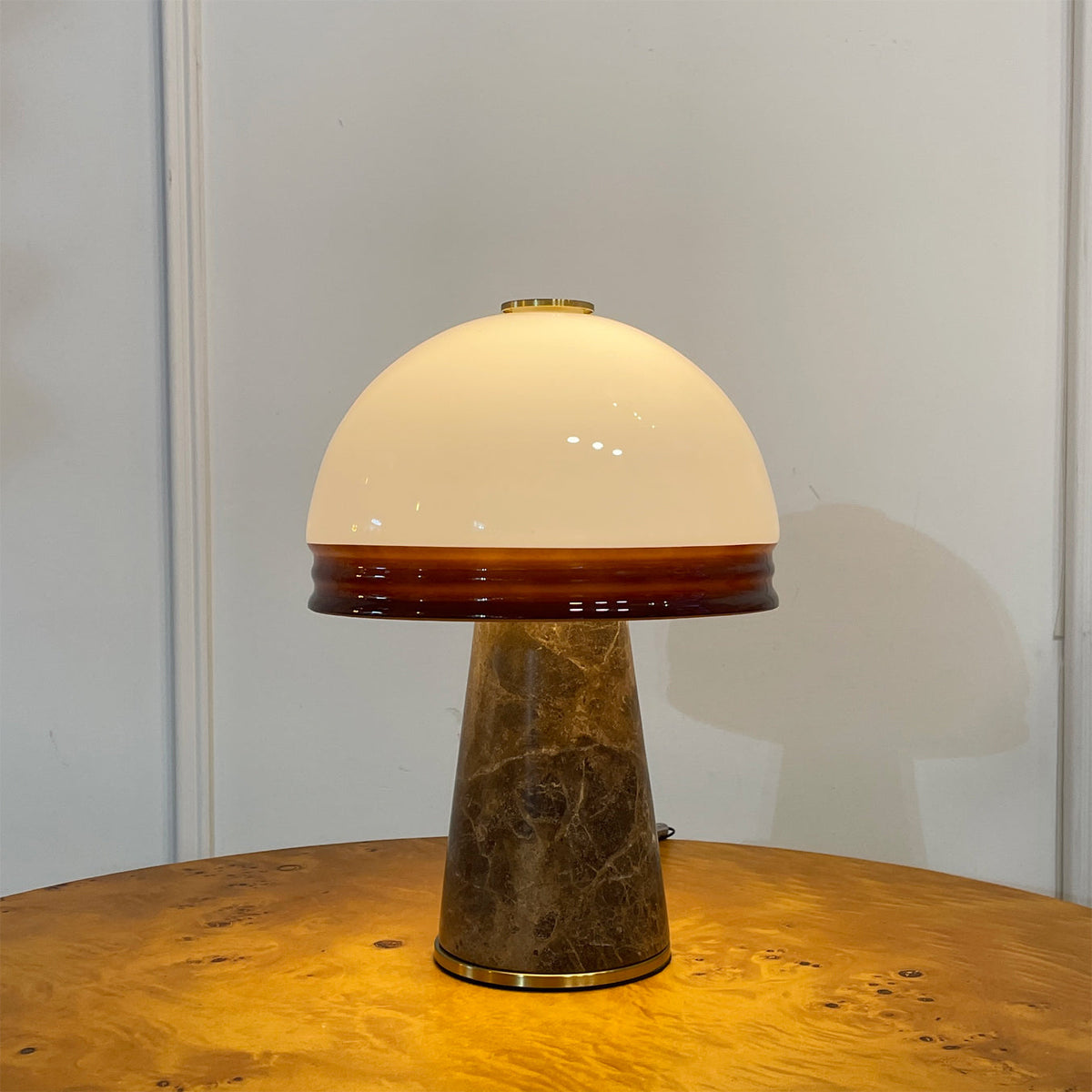 Lámpara de mesa recargable de mármol Setilla – encendida