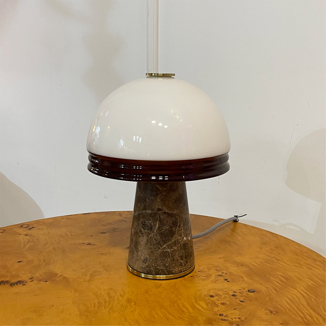 Lámpara de mesa recargable de mármol Setilla sobre una mesa de madera – imagen 4