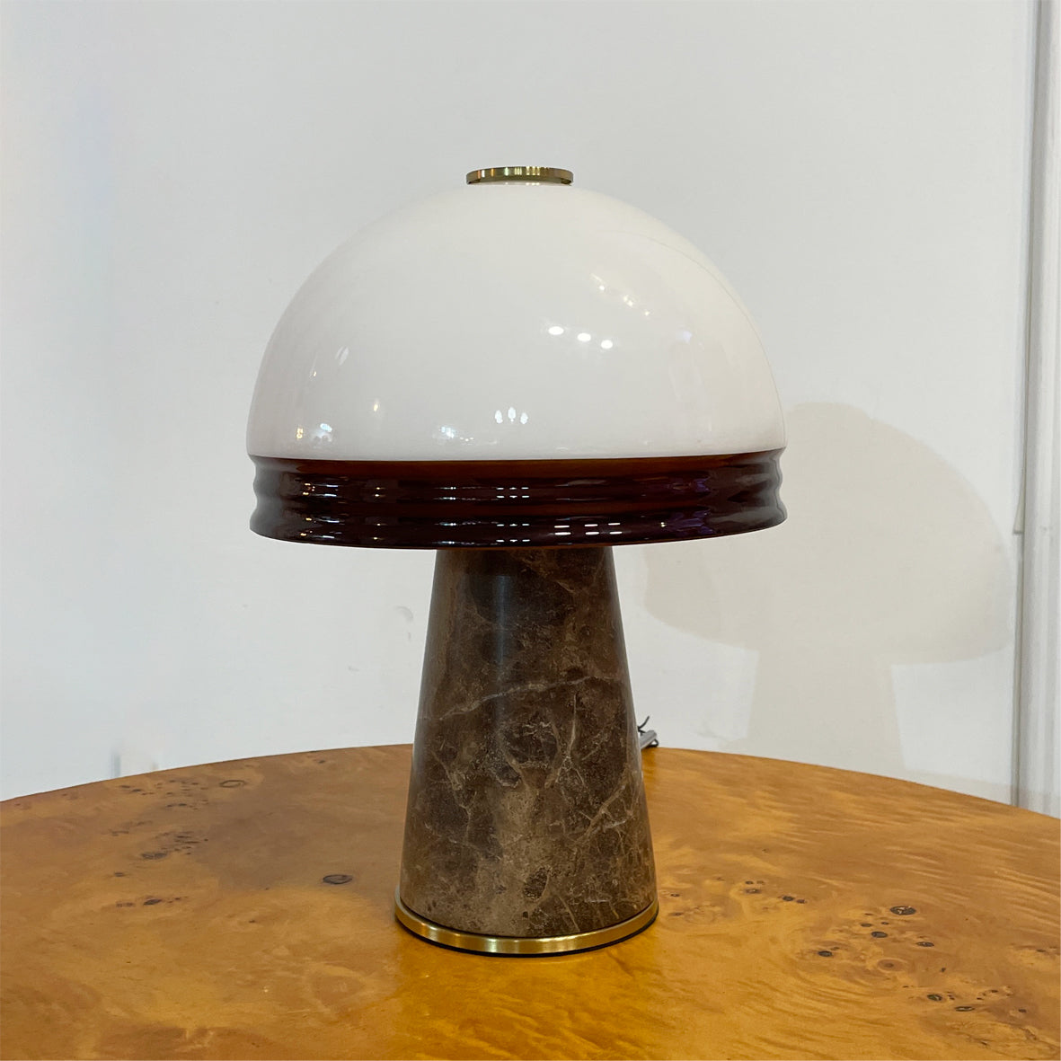 Lámpara de mesa recargable de mármol Setilla sobre una mesa de madera – imagen 5