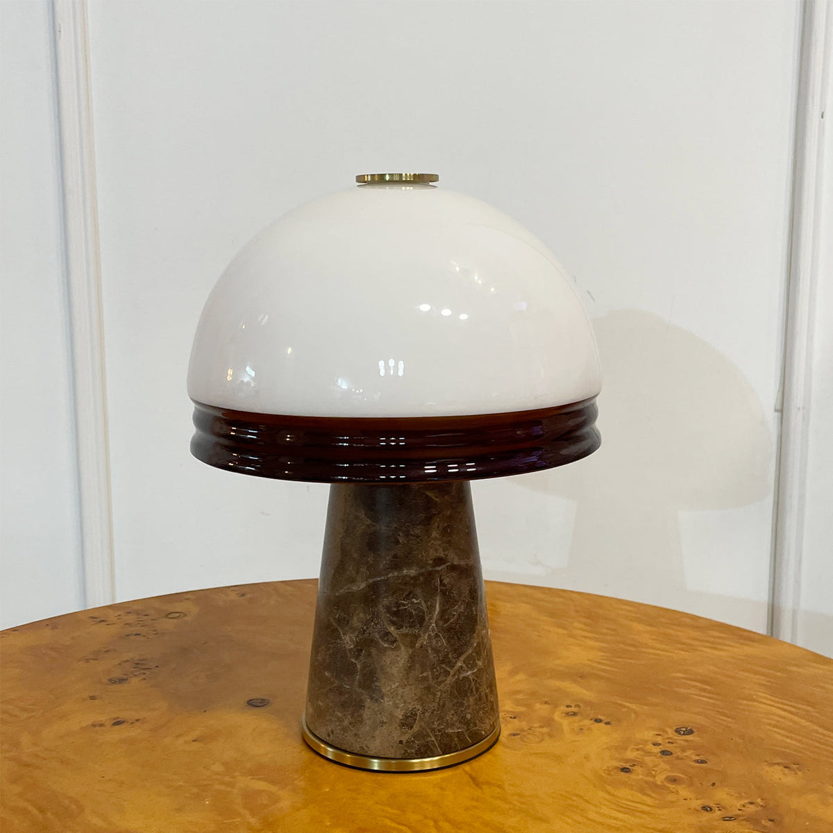 Lámpara de mesa recargable de mármol Setilla sobre una mesa de madera – imagen 6