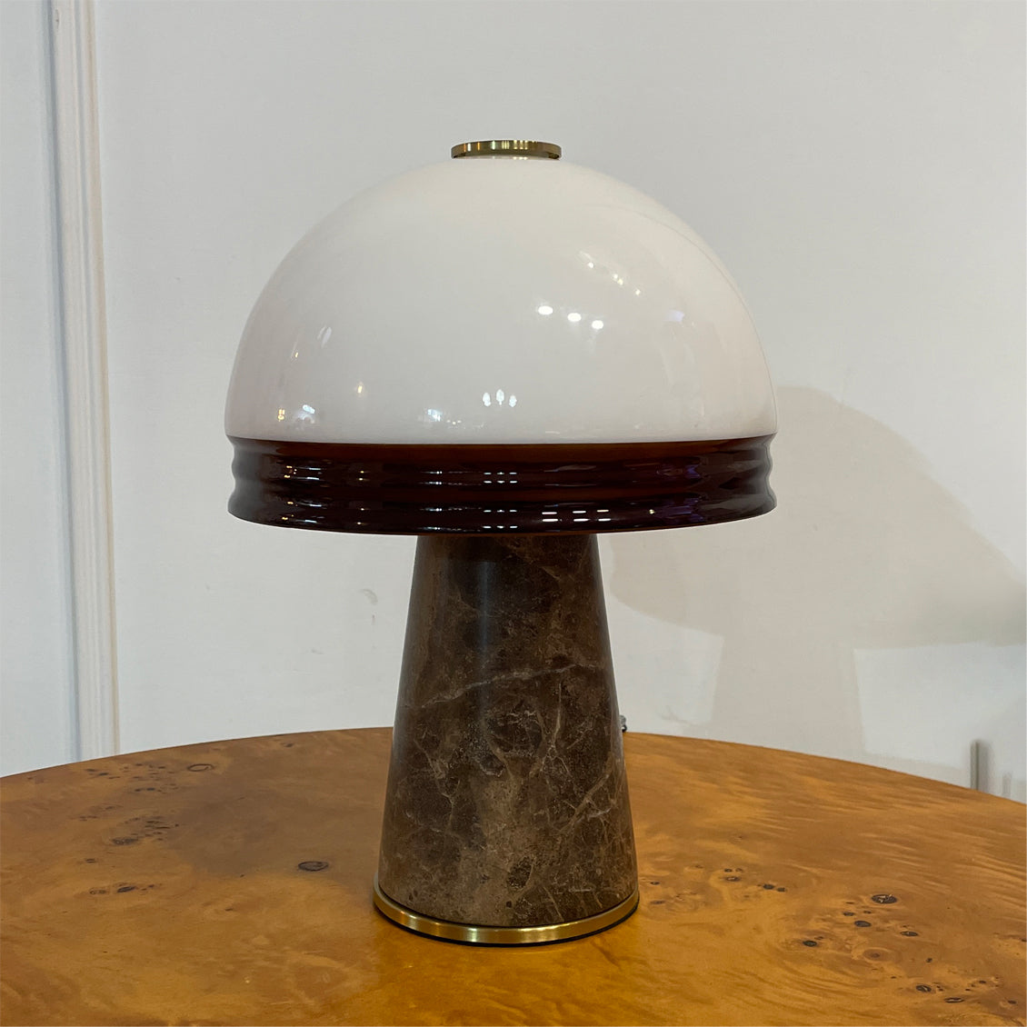 Lámpara de mesa recargable de mármol Setilla sobre una mesa de madera – imagen 7