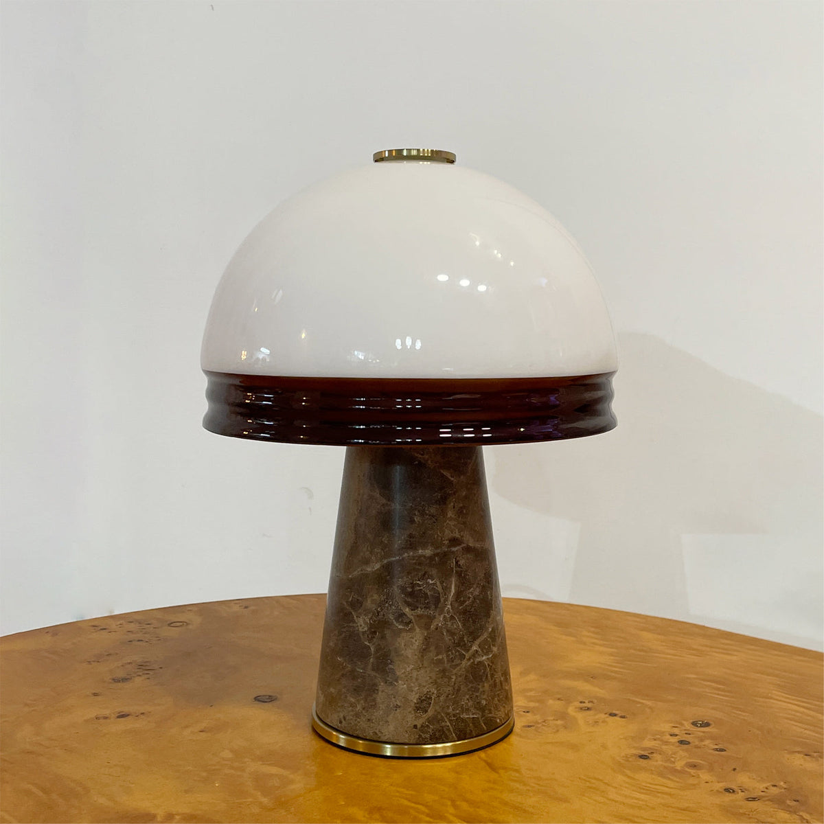 Lámpara de mesa recargable de mármol Setilla sobre una mesa de madera – imagen 8