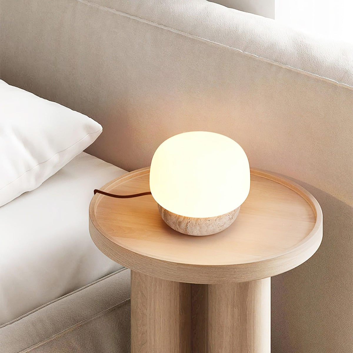 Lámpara de mesa de travertino Setina – sobre una mesa redonda de madera
