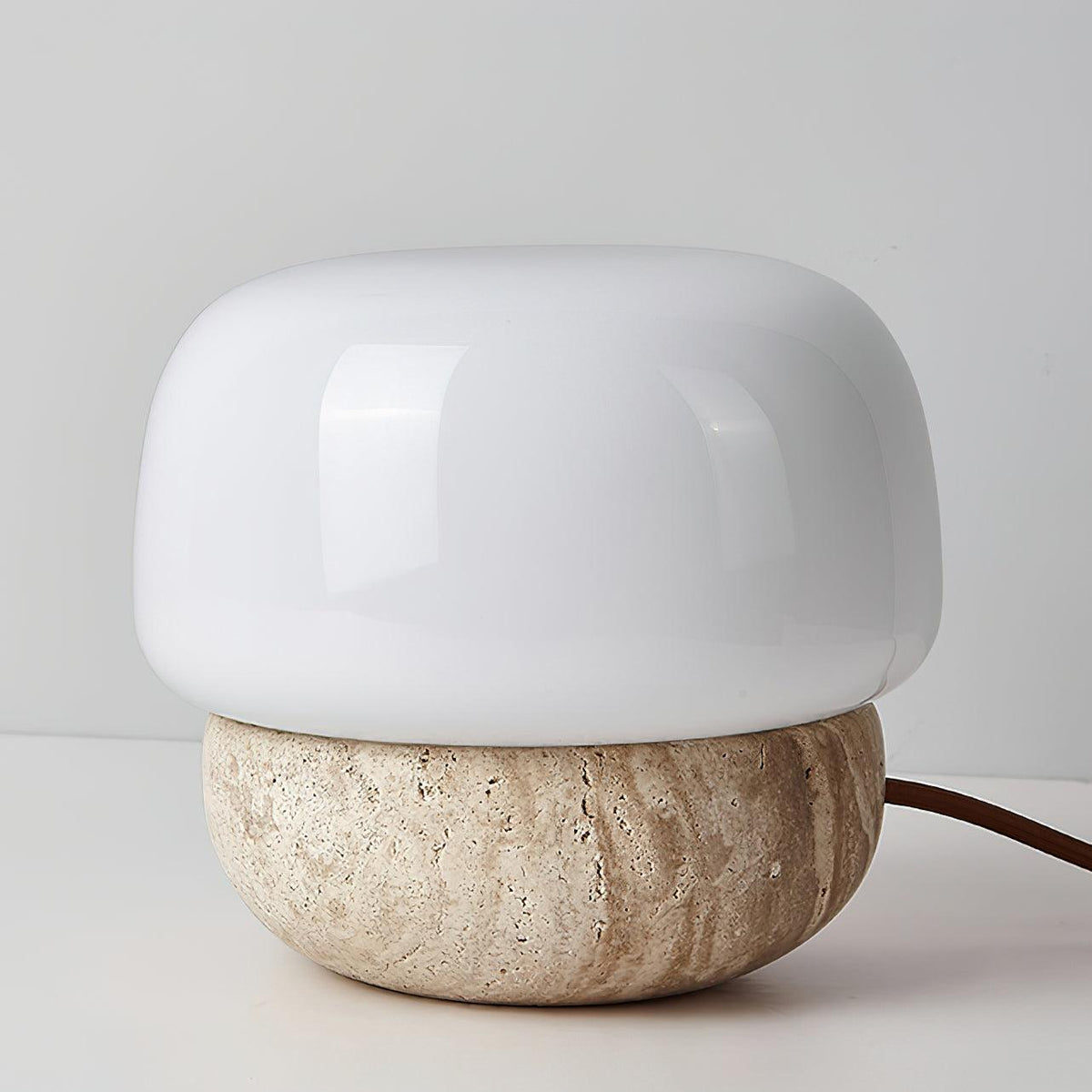 Lámpara de mesa de travertino Setina – apagada con cristal blanco brillante