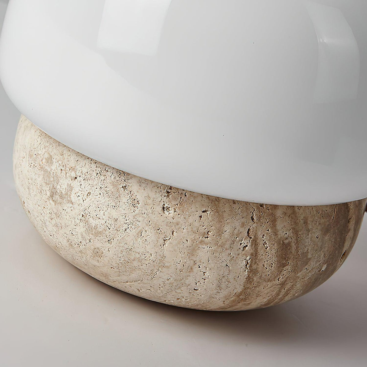Lámpara de mesa de travertino Setina – detalle de la base de travertino