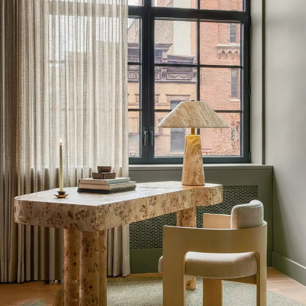Lámpara de mesa de travertino Setora – sobre un escritorio junto a la ventana