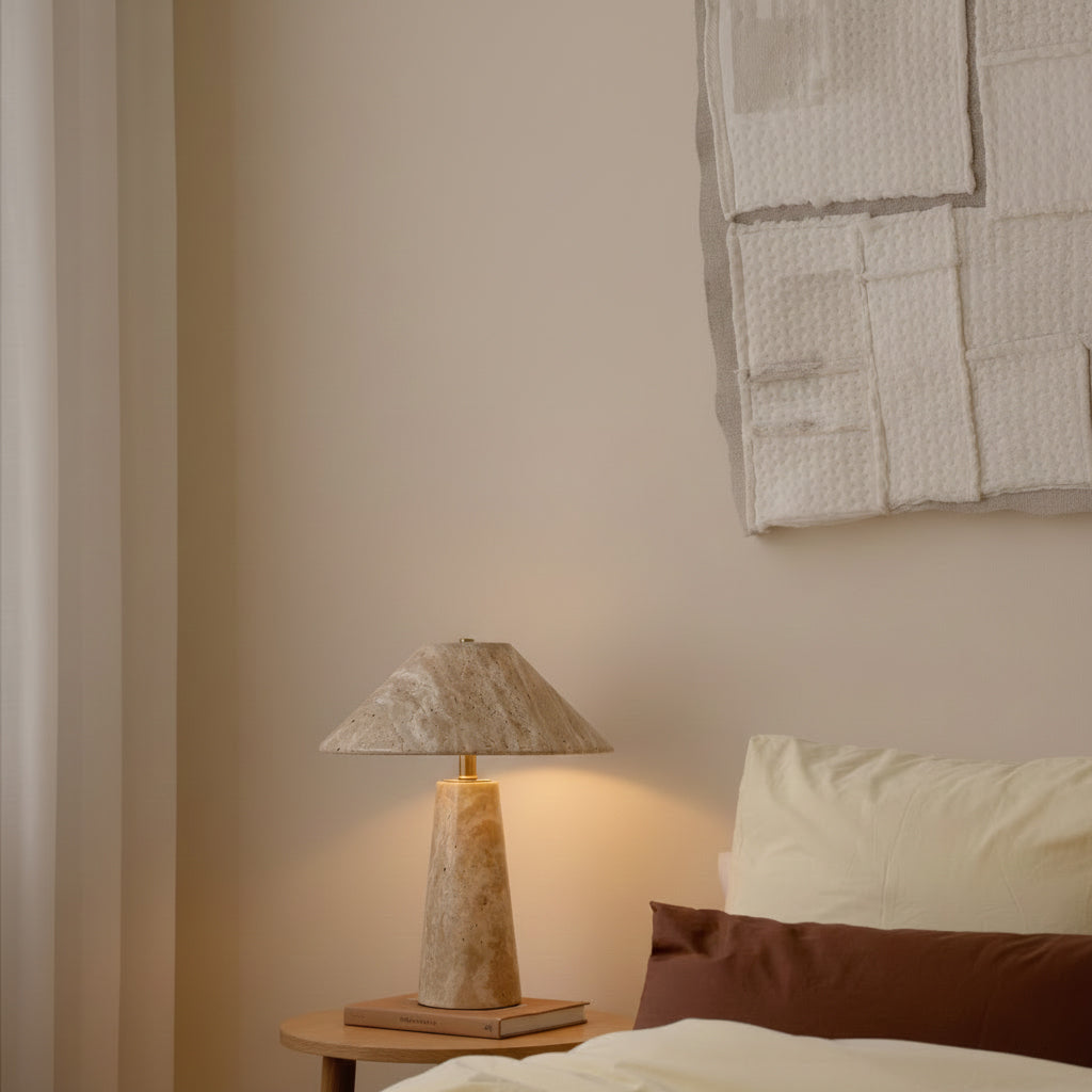 Lámpara de mesa de travertino Setora – en la mesita de noche de un dormitorio