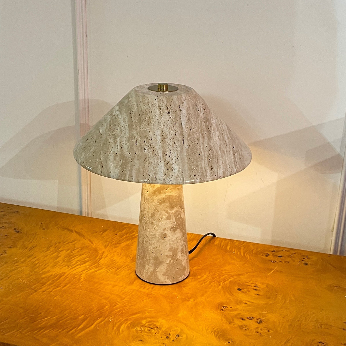 Lámpara de mesa de travertino Setora en un salón sereno – imagen 5