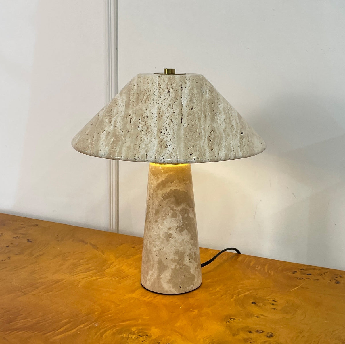 Lámpara de mesa de travertino Setora en un salón sereno – imagen 6