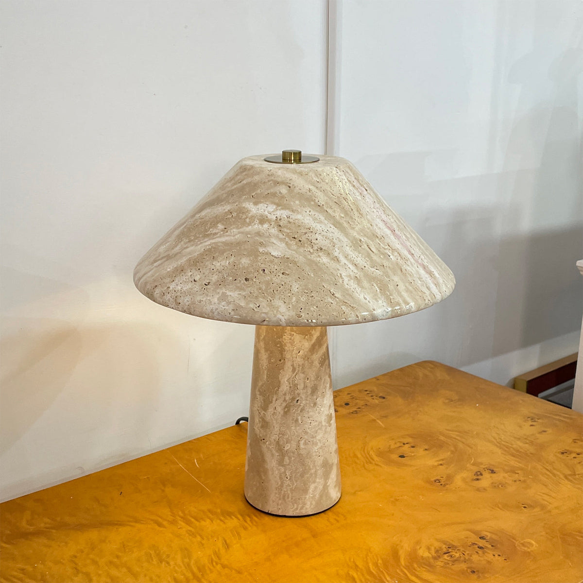 Lámpara de mesa de travertino Setora en un salón sereno – imagen 7