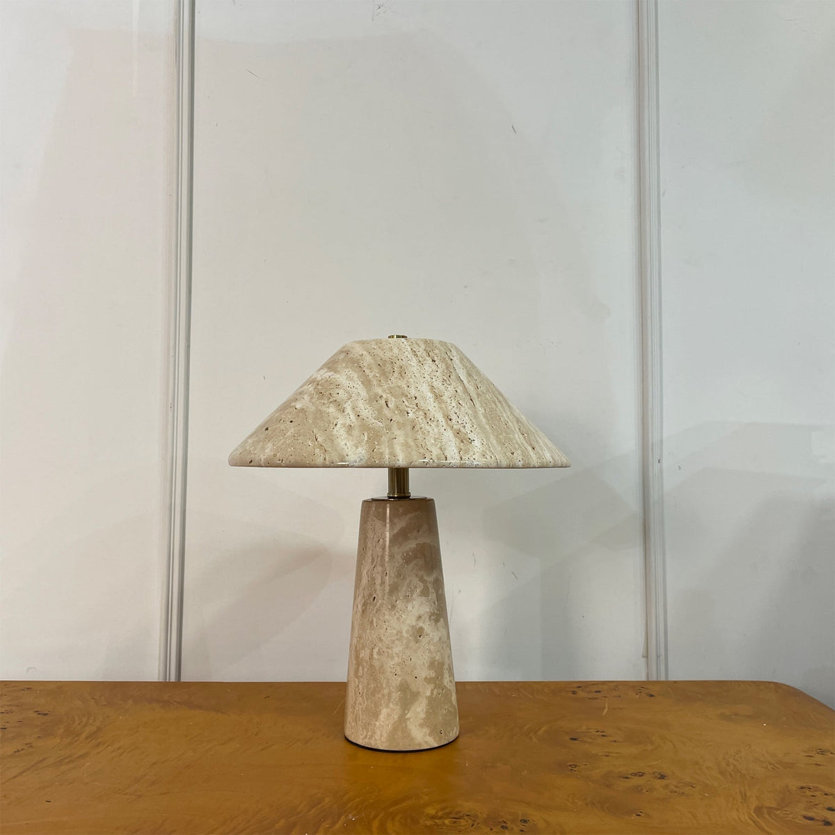 Lámpara de mesa de travertino Setora en un salón sereno – imagen 8