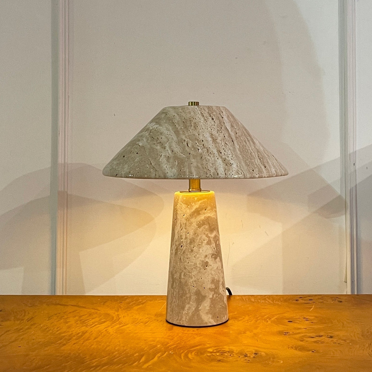 Lámpara de mesa de travertino Setora en un salón sereno – imagen 10