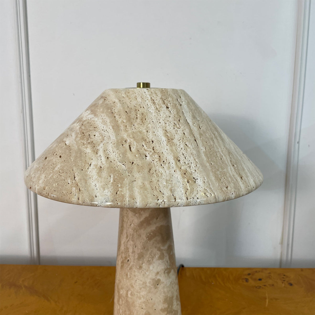 Lámpara de mesa de travertino Setora en un salón sereno – imagen 11