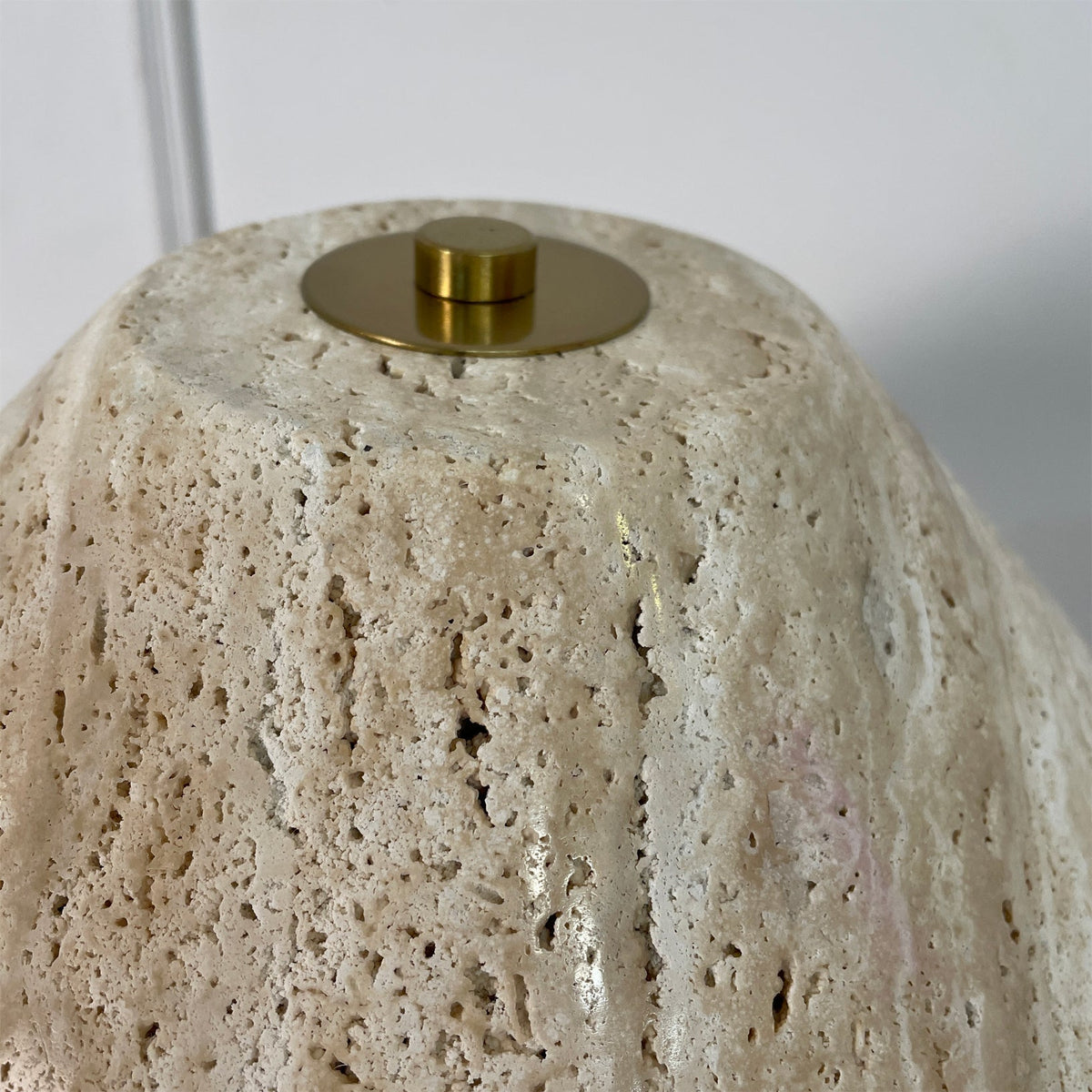 Lámpara de mesa de travertino Setora – detalle de la textura del travertino