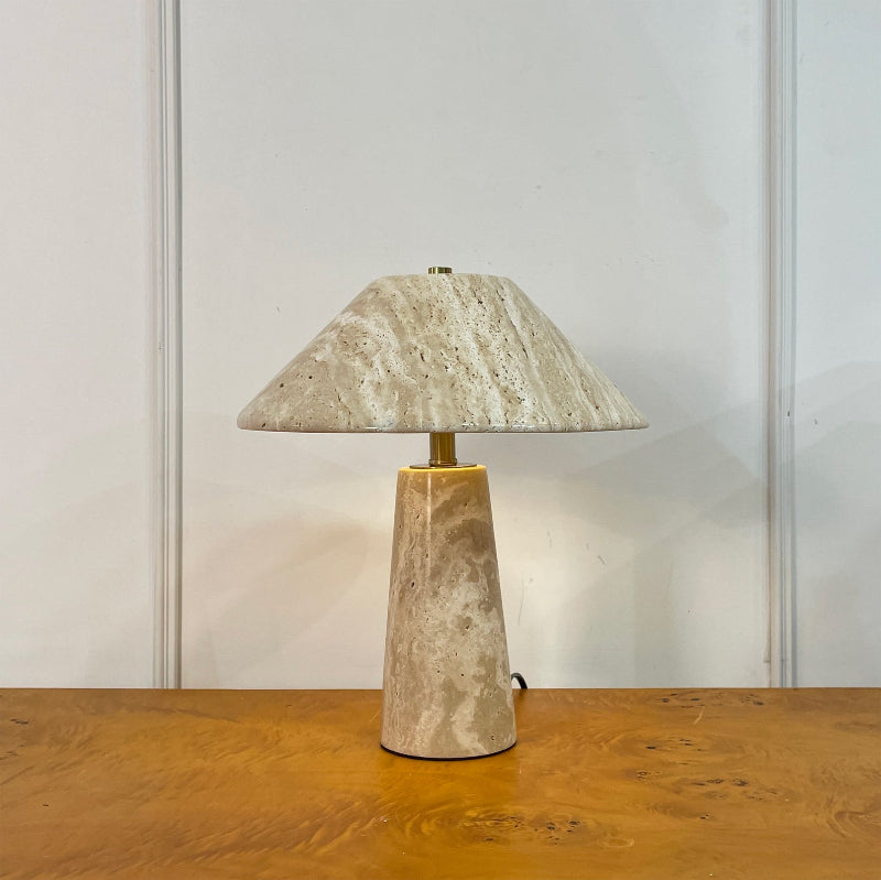 Lámpara de mesa de travertino Setora en un salón sereno – imagen 13