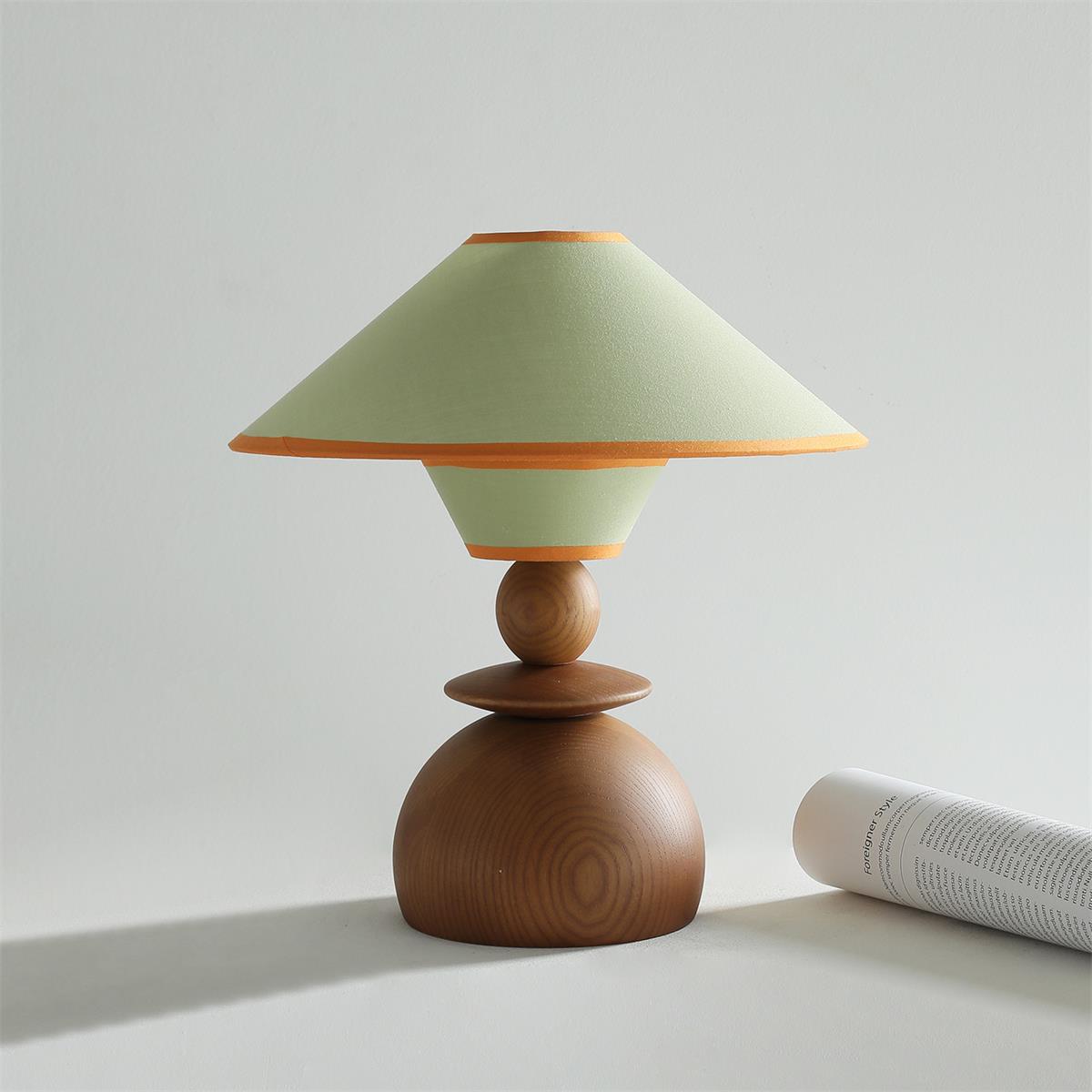 Lámpara de mesa de madera Setova – con pantalla cónica verde salvia