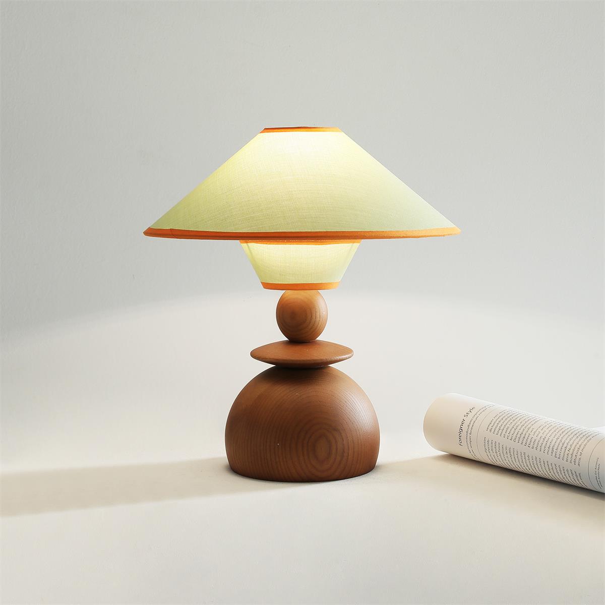 Lámpara de mesa de madera Setova – con pantalla cónica verde encendida