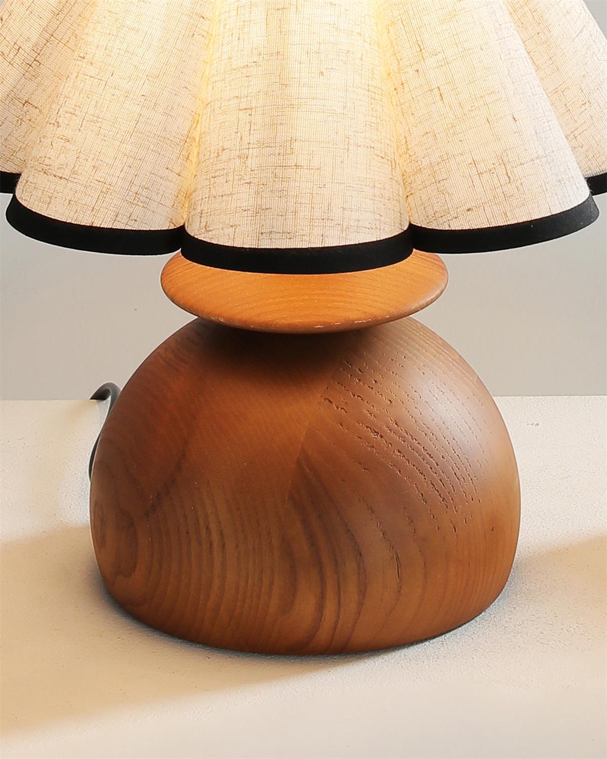 Lámpara de mesa de madera Setova – detalle del pie de madera y la pantalla ondulada
