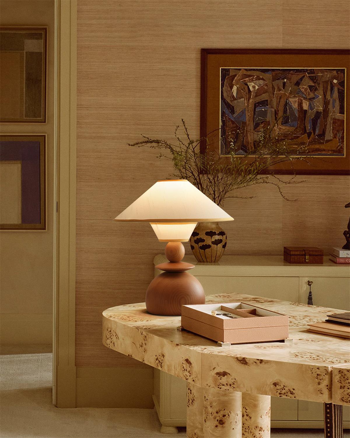 Lámpara de mesa de madera Setova – sobre una mesa en un salón