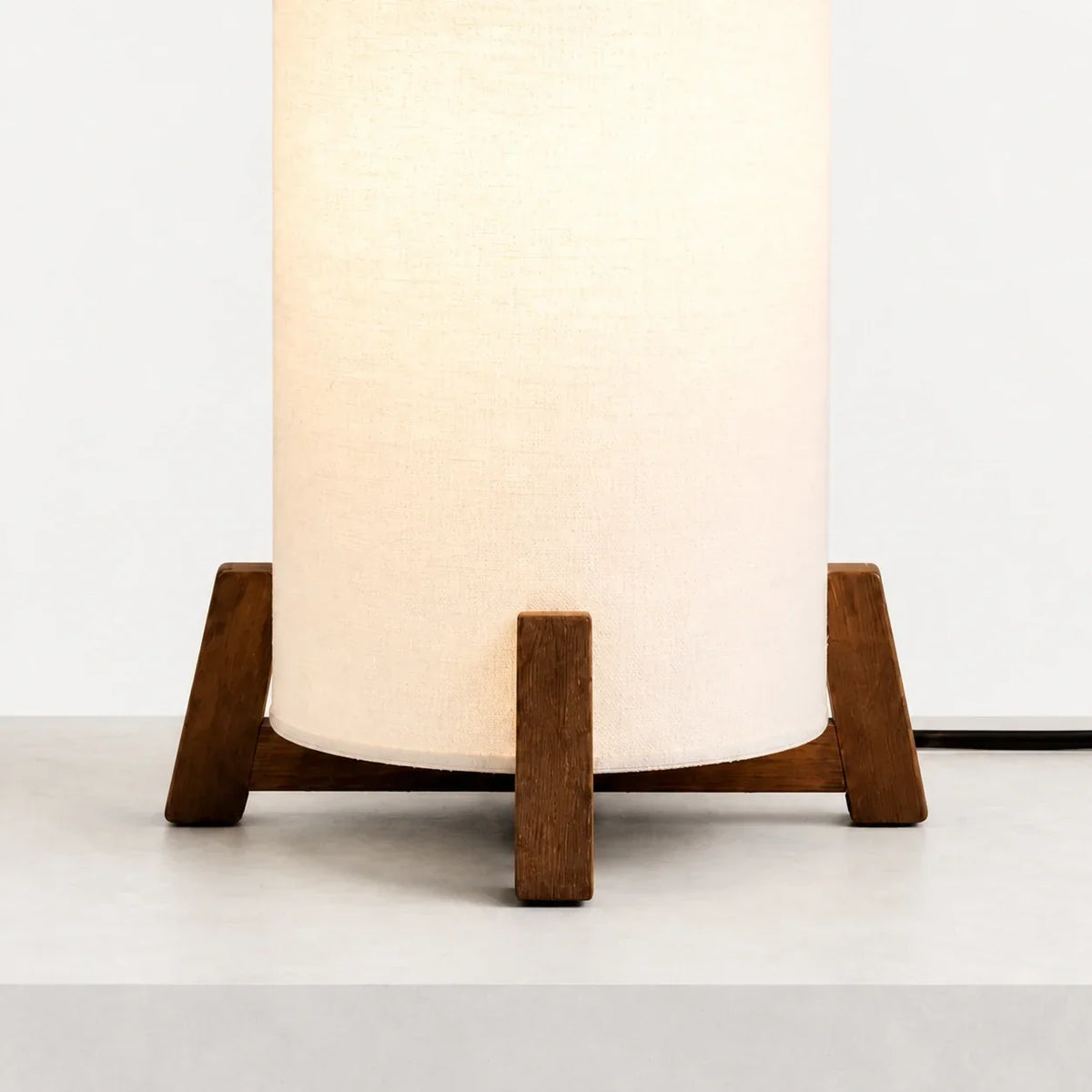 Lámpara de mesa estilo japonés Nalina sobre una cómoda – imagen 3