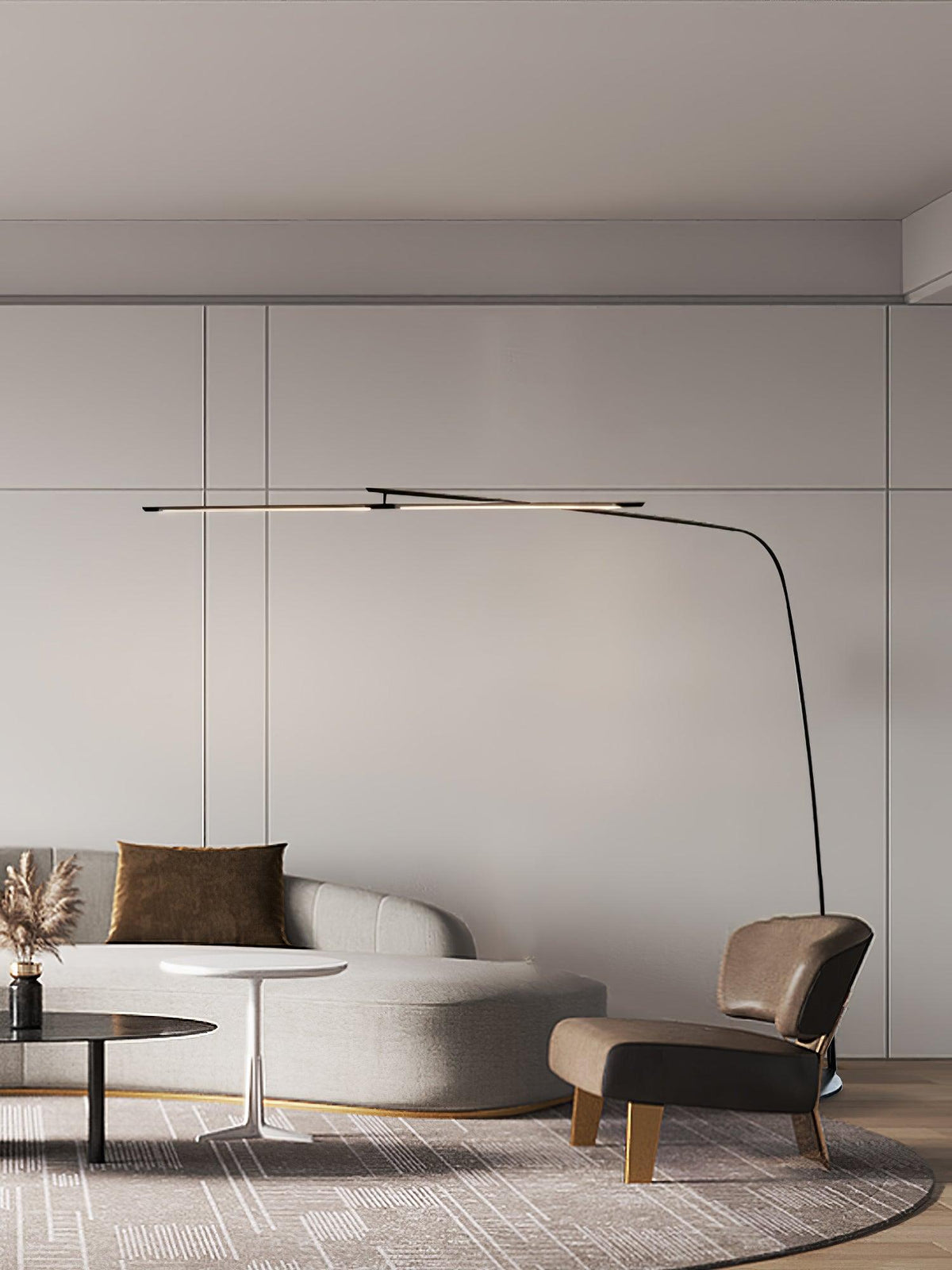 Lámpara de pie de arco LED Sigela – en un salón de tonos neutros