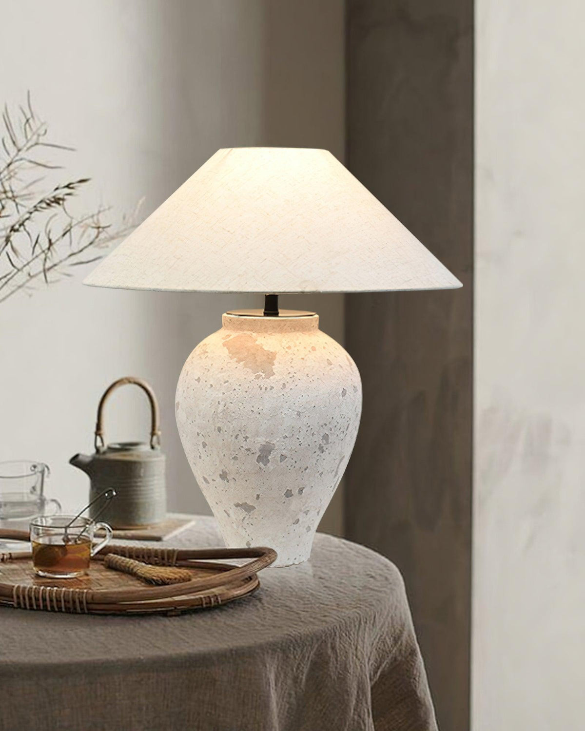 Lámpara de mesa de cerámica Sileta – sobre una mesa con tetera
