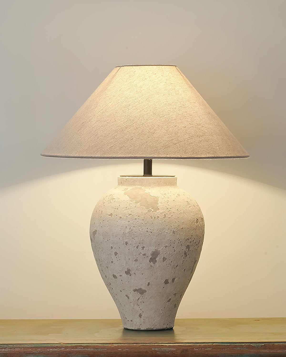 Lámpara de mesa de cerámica Sileta – con luz cálida en el salón