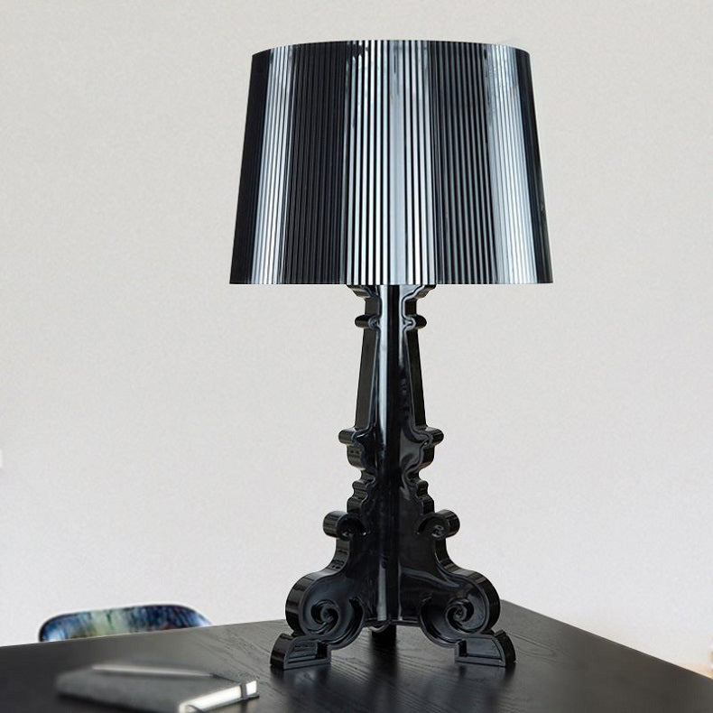 Lámpara de mesa de acrílico Silueta – en acrílico negro sobre un escritorio