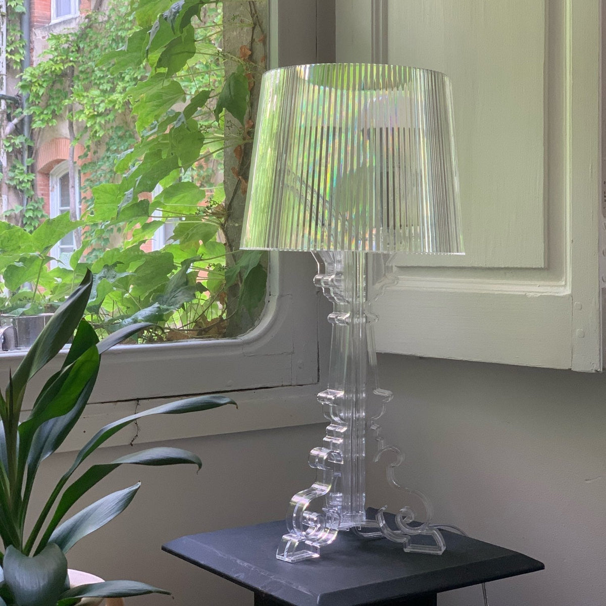 Lámpara de mesa de acrílico Silueta en un dormitorio contemporáneo – imagen 8