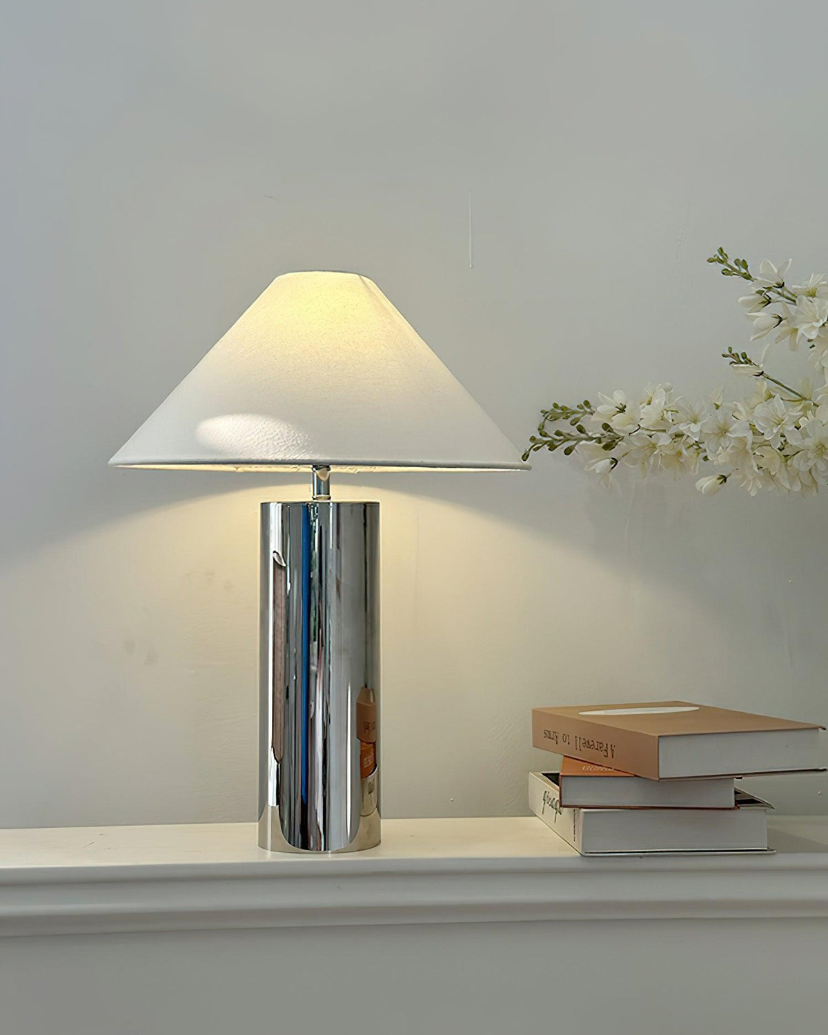 Lámpara de mesa cromada Silvera en un salón minimalista – imagen 11
