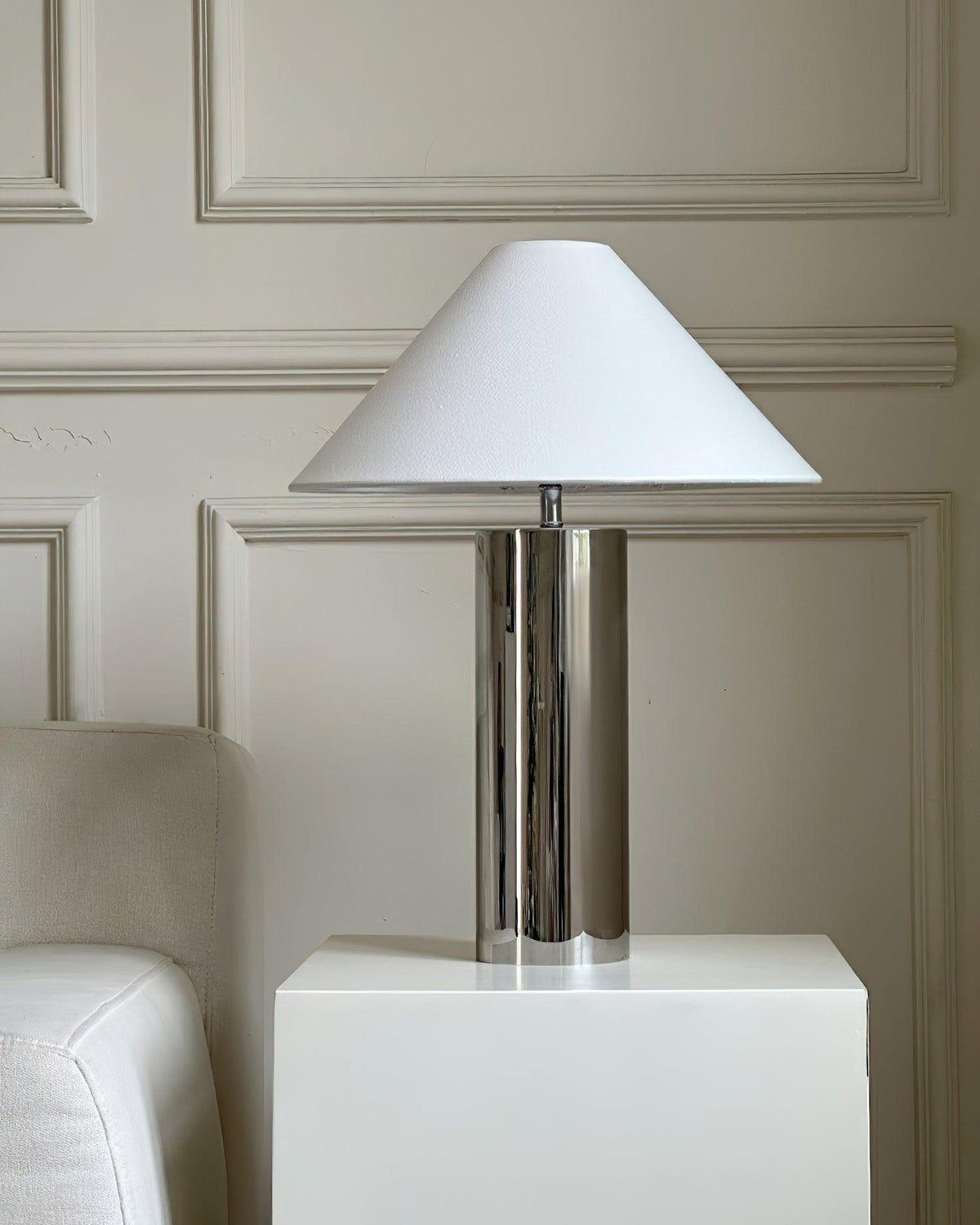 Lámpara de mesa cromada Silvera en un salón minimalista – imagen 12