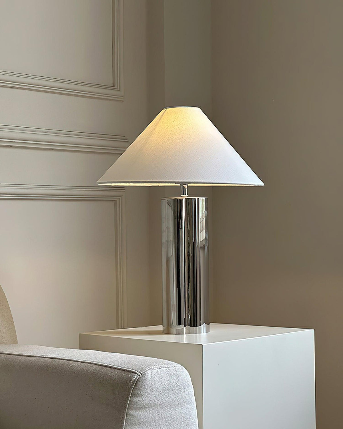 Lámpara de mesa cromada Silvera en un salón minimalista – imagen 13