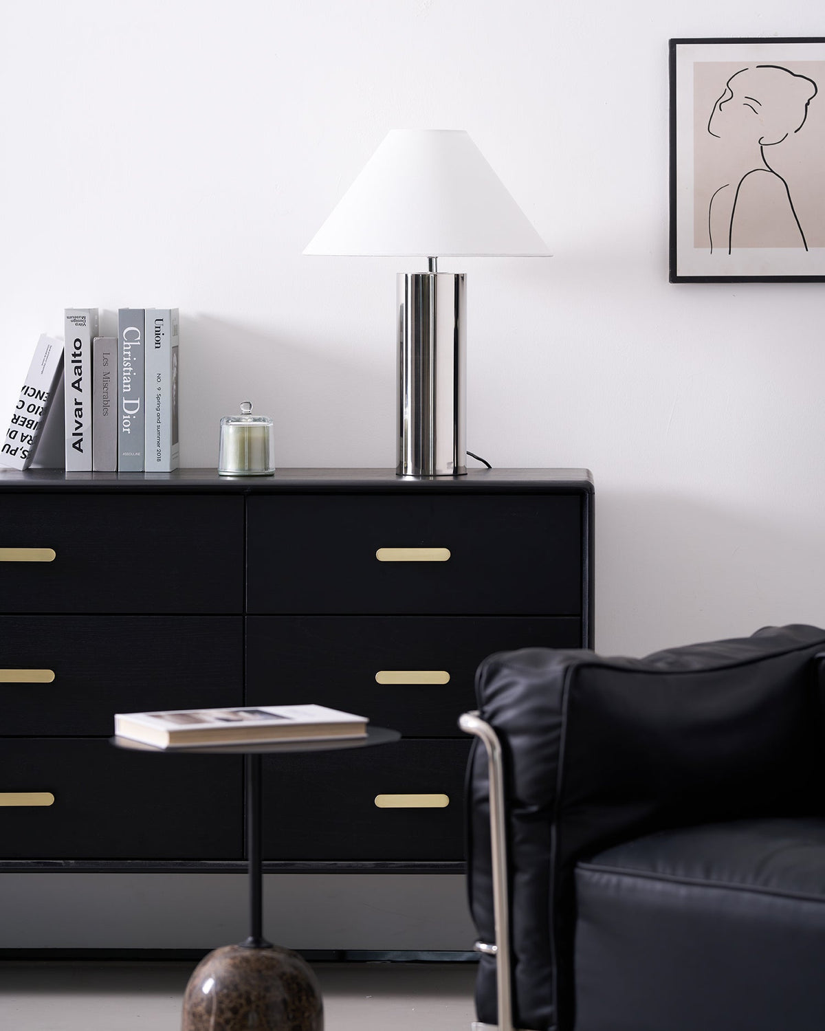Lámpara de mesa cromada Silvera en un salón minimalista – imagen 14