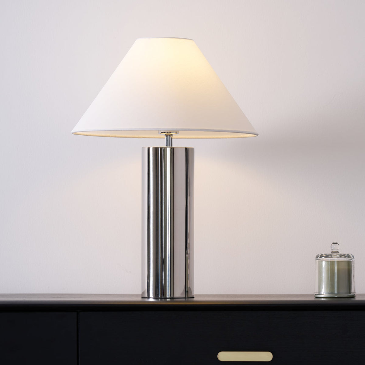 Lámpara de mesa cromada Silvera en un salón minimalista – imagen 15