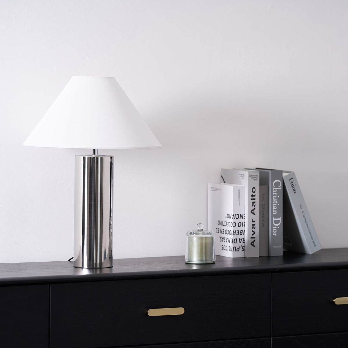 Lámpara de mesa cromada Silvera en un salón minimalista – imagen 16
