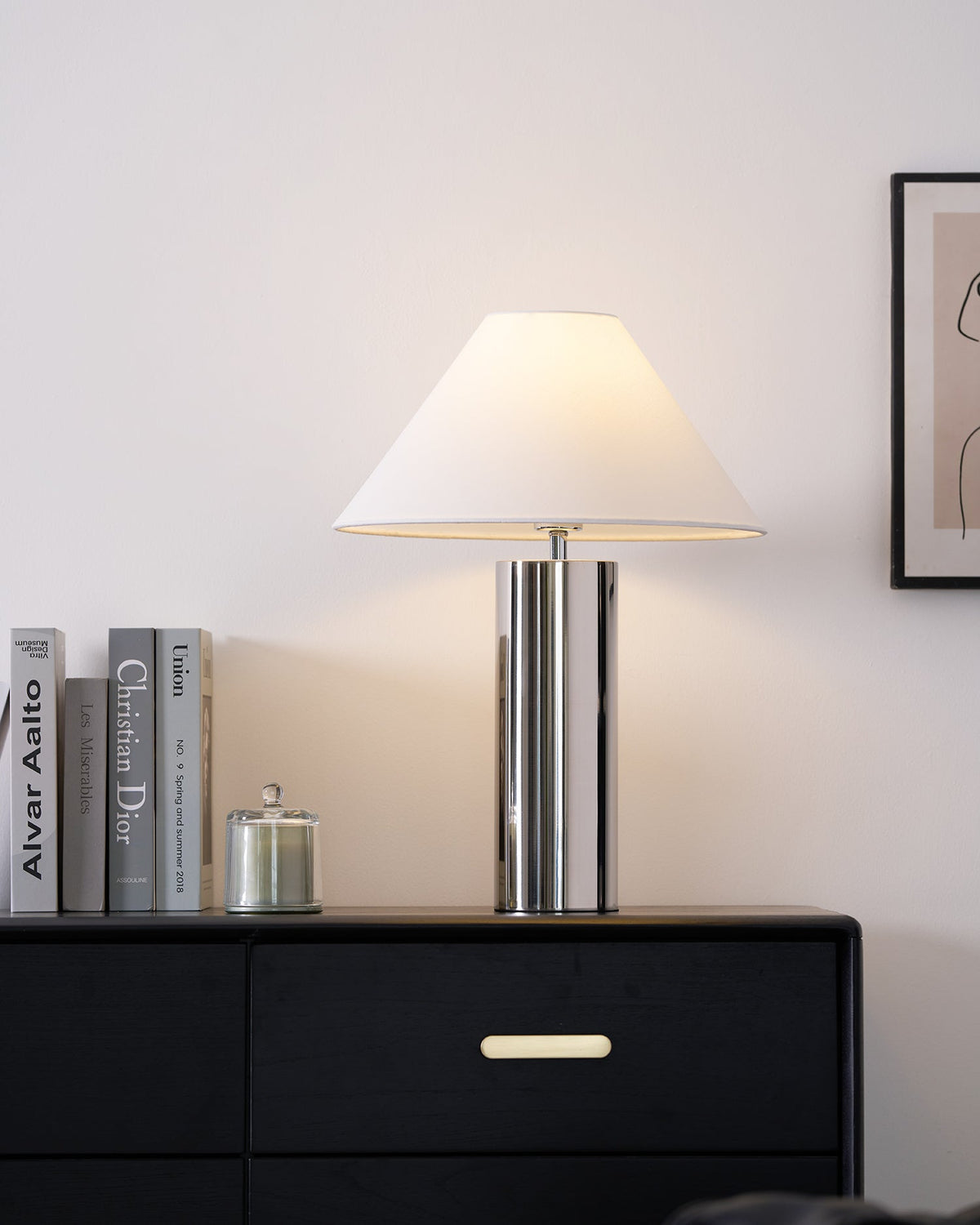 Lámpara de mesa cromada Silvera en un salón minimalista – imagen 18